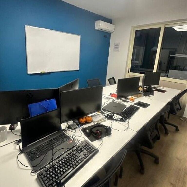 🏢✨ Zyrë me Qira  140 m²– Bllok, Tiranë ✨🏢