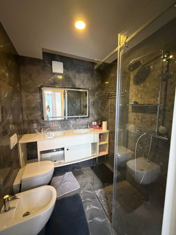 VENDESI CON 3+1+2+POSTO AUTO, COMPLESSO DELIJORGJI