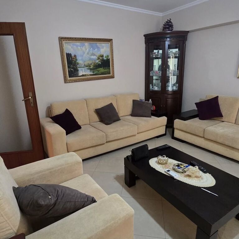 Shitet  Bllok (Pranë Sheshit Willson) 🏠 Apartament 2+Kuzhinë+1+2 (Mundësi ndarje 3+1)  