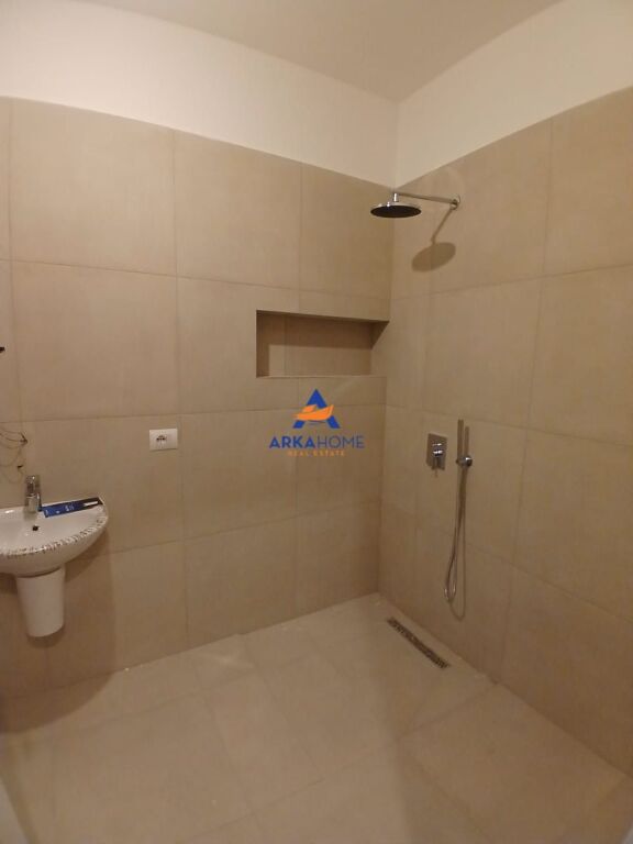 AFFITTASI APPARTAMENTO PER UFFICIO 3+1+BALCONE (107M2) 120000 LEKE