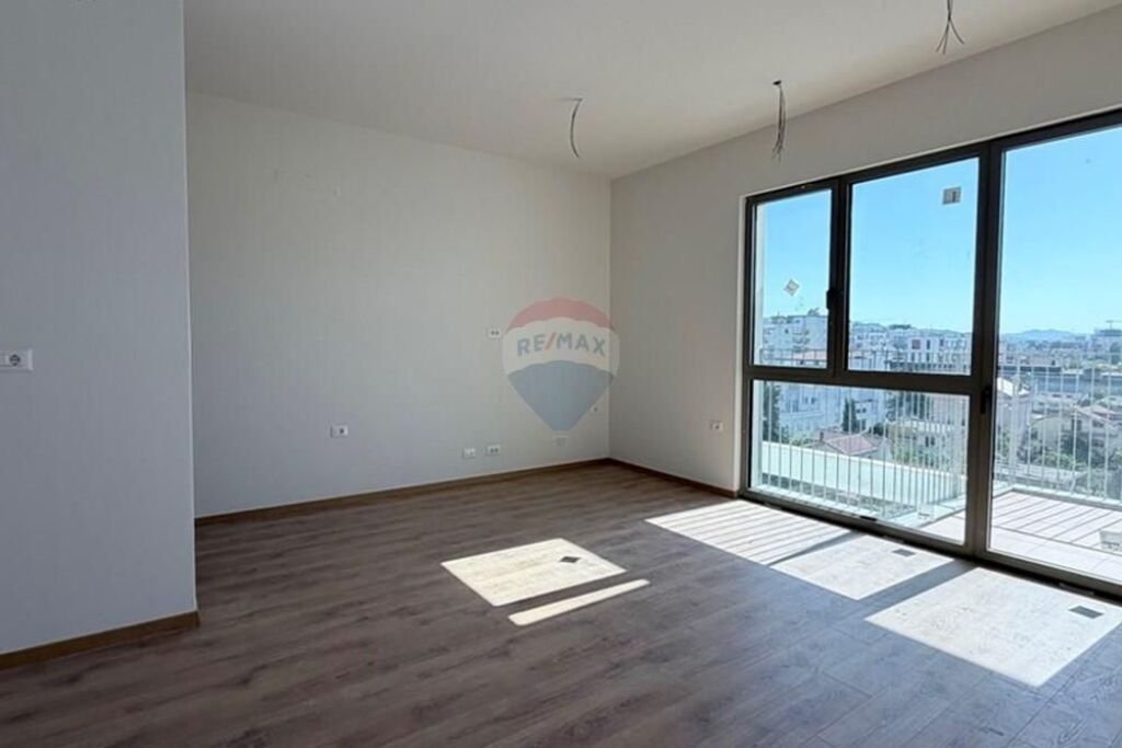 Shitet 2+1+2 Bulevardi i Ri