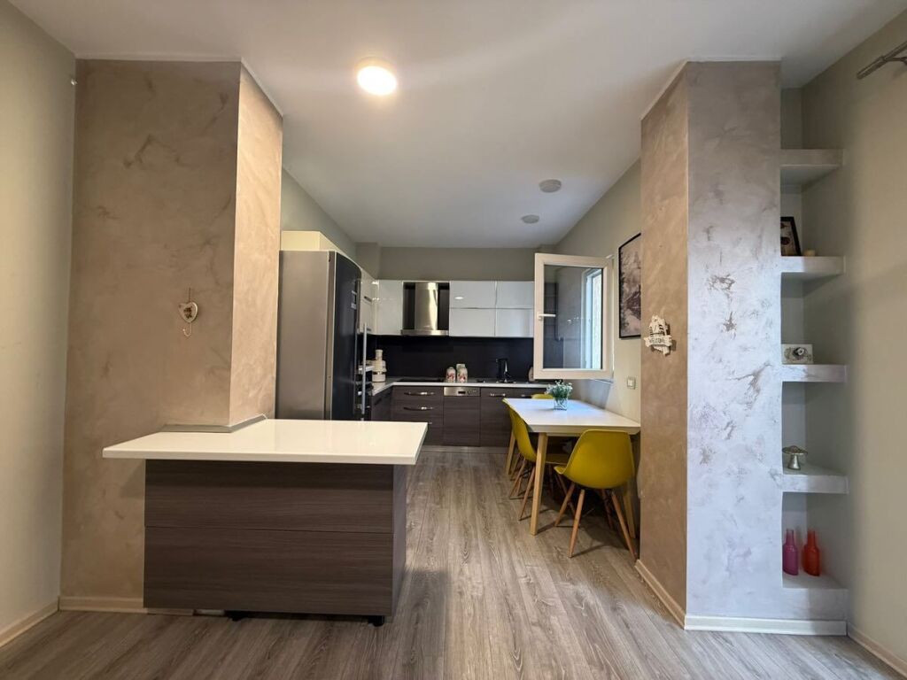 Perballe me Qendren Kristal, mbi Unaze, A shesim apartament:  2+1