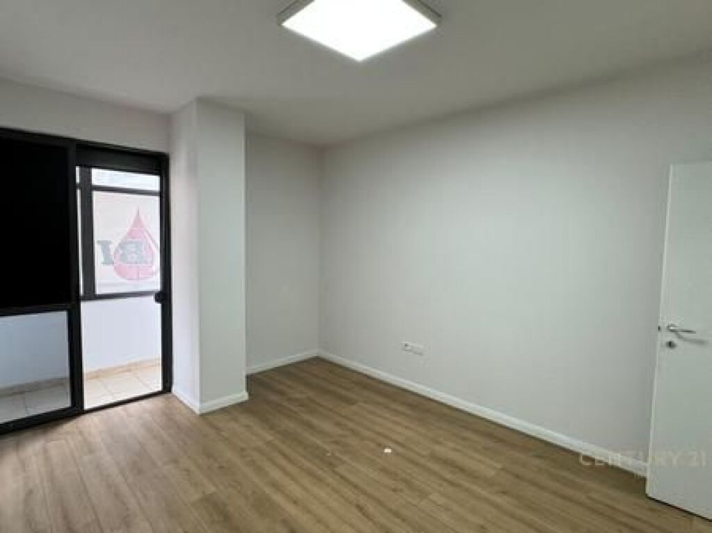 JEPET ME QIRA ZYRE 120 M2 RRUGA MUHAMET GJOLLESHA