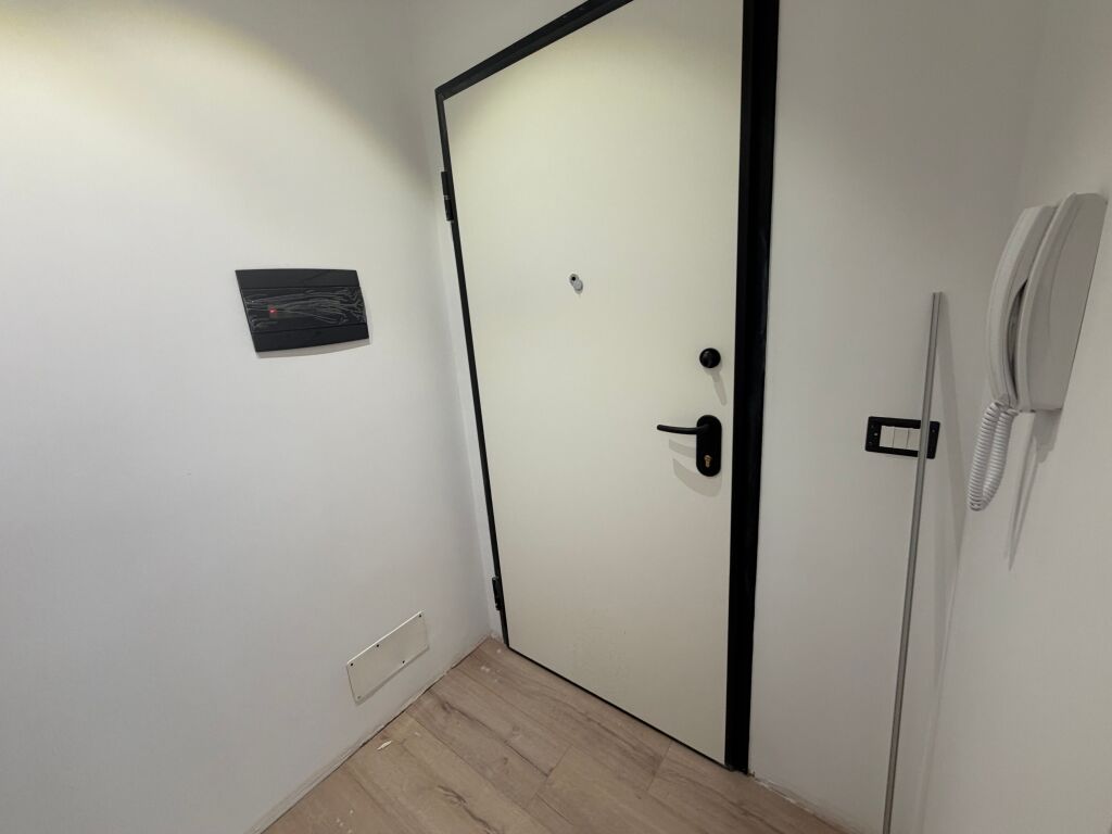 1+1,adatto per 2+1,uccello nero alla stazione di servizio.1000 euro