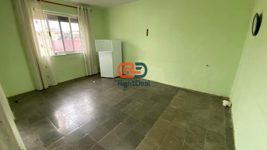 Tek Shkolla 1-Maji Shitet Apartament 2+1 Me Planimetri Te Rregullt!!