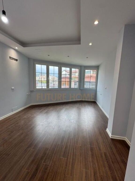 Shitet,Apartament 1+1, Rruga "Shefqet Kuka", Fresk