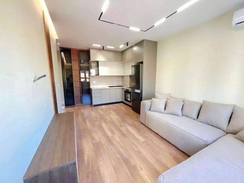 Rruga Mine Peza, shume afer Qendres: 1+1