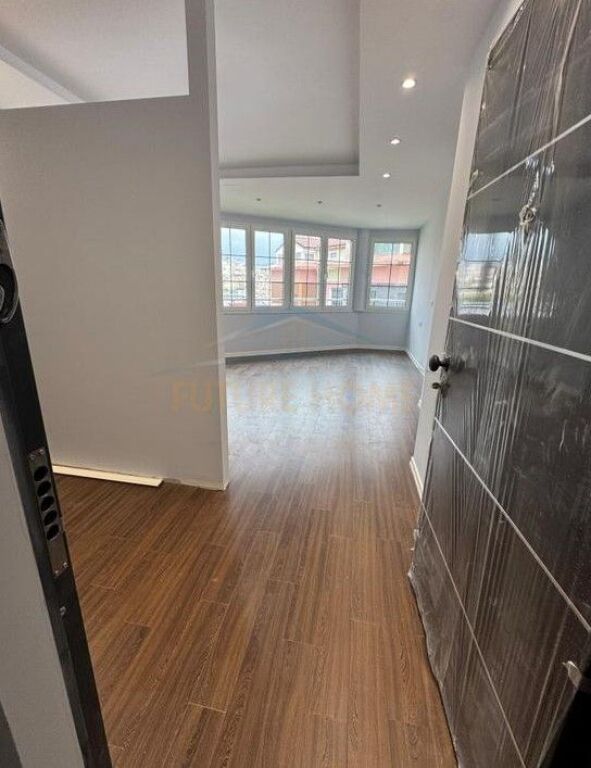 Shitet,Apartament 1+1, Rruga "Shefqet Kuka", Fresk