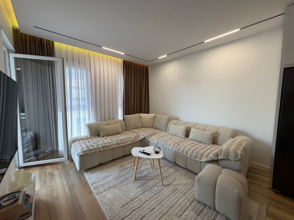 Shitet apartament 2+1 i mobiluar 🏡  📍 Vendndodhja: zona e Univers City • Sipërfaqe: 96.54 m² • Organizim: 2 dhoma gjumi + sallon + kuzhinë + tualet • Gjendja: i mobiluar, gati për banim  Apartamenti ofron hapësira të bollshme dhe organizim funksional, ideal për familje ose investim.  💰 Çmimi: 145,000 €  📩 Për më shumë informacion ose për një vizitë, kontaktoni në privat.