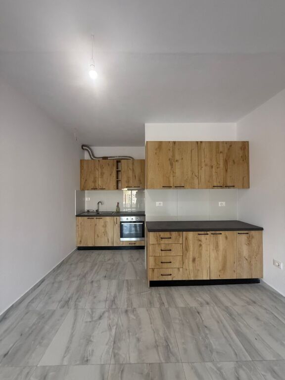 🏡 Appartamento 2+1 in affitto a Misto Mame vicino ai palazzi Çabej