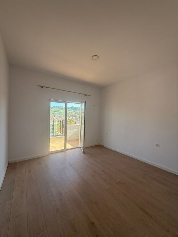 🏡 Appartamento 2+1 in affitto a Misto Mame vicino ai palazzi Çabej