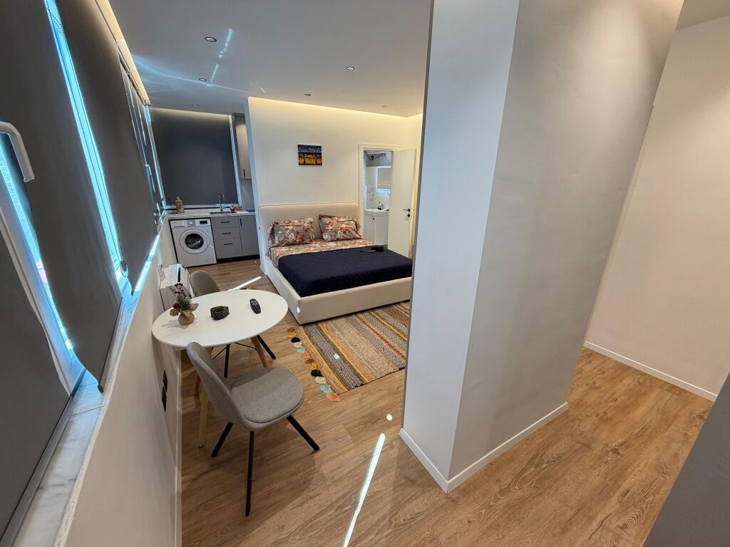 Shitet Apartament i ndare ne 2 Studio