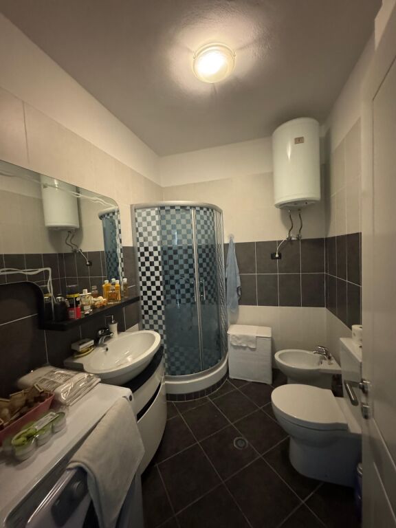 Shitet apartament 2+1, Fresk