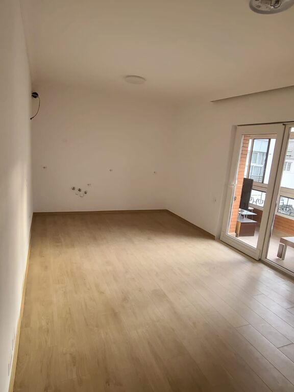 🏢 Për Zyra – Qendër, 📍tek Pazari i Ri💰 1200 €/muaj