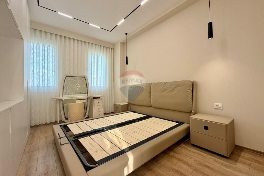 * 2+1+2 PER SHITJE-BULEVARDI BLU KAMEZ*