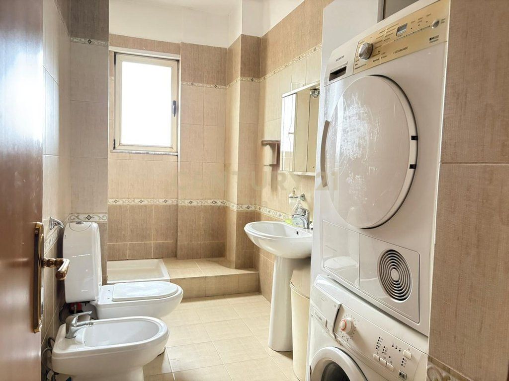 Shitet apartament 2+1 pranë Pazarit të Ri