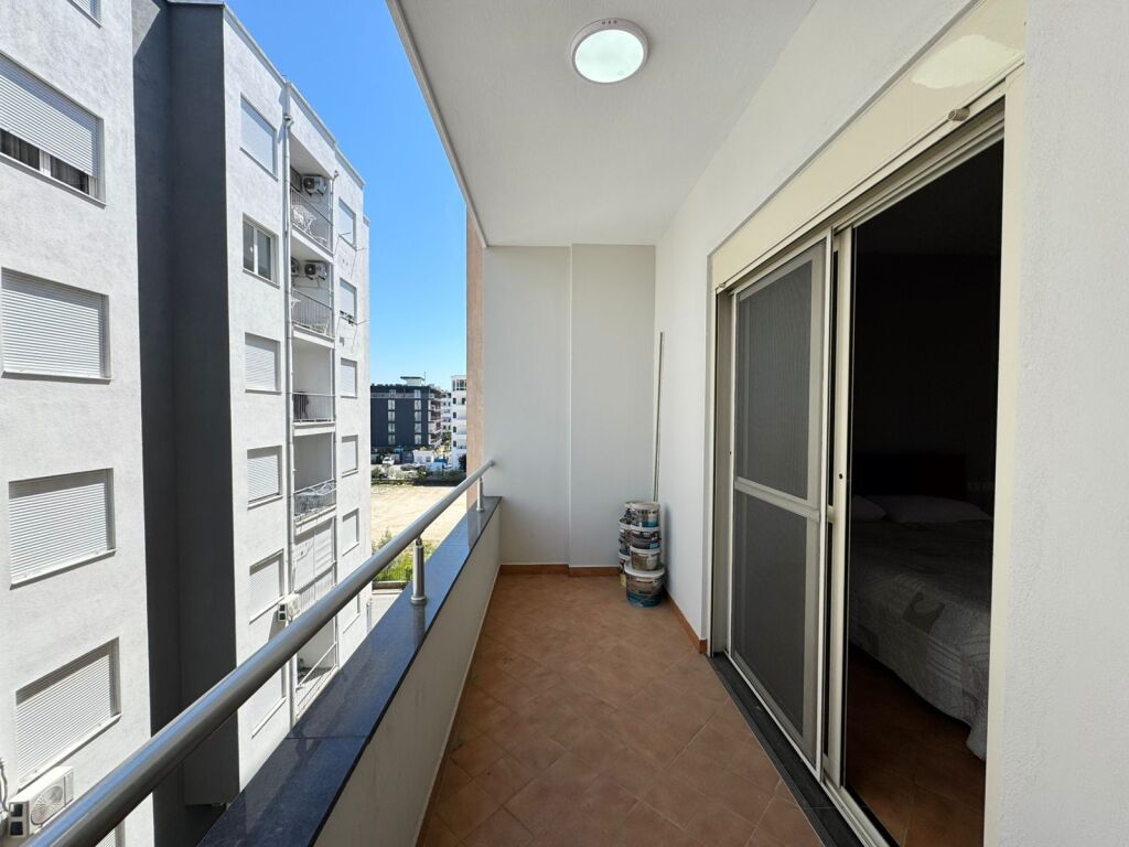 Shitet apartament 1+1 me dy ballkone në Shkëmbi i Kavajës