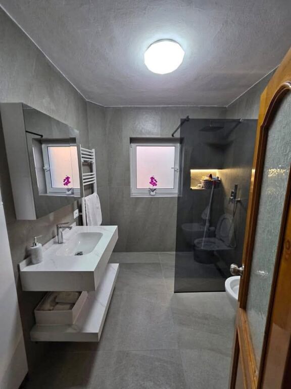 SHITET APARTAMENT 3+1+2 - TIRANE, 21-DHJETORI