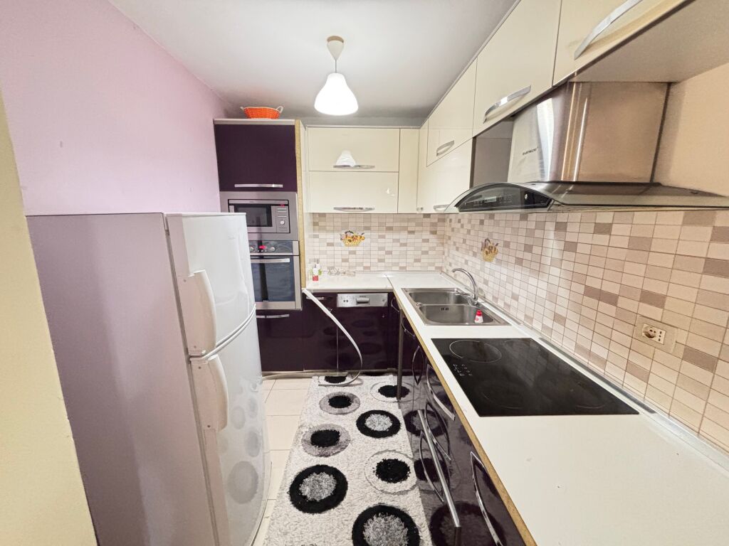 Apartment 2+1 me qera prane Stacionit te Trenit