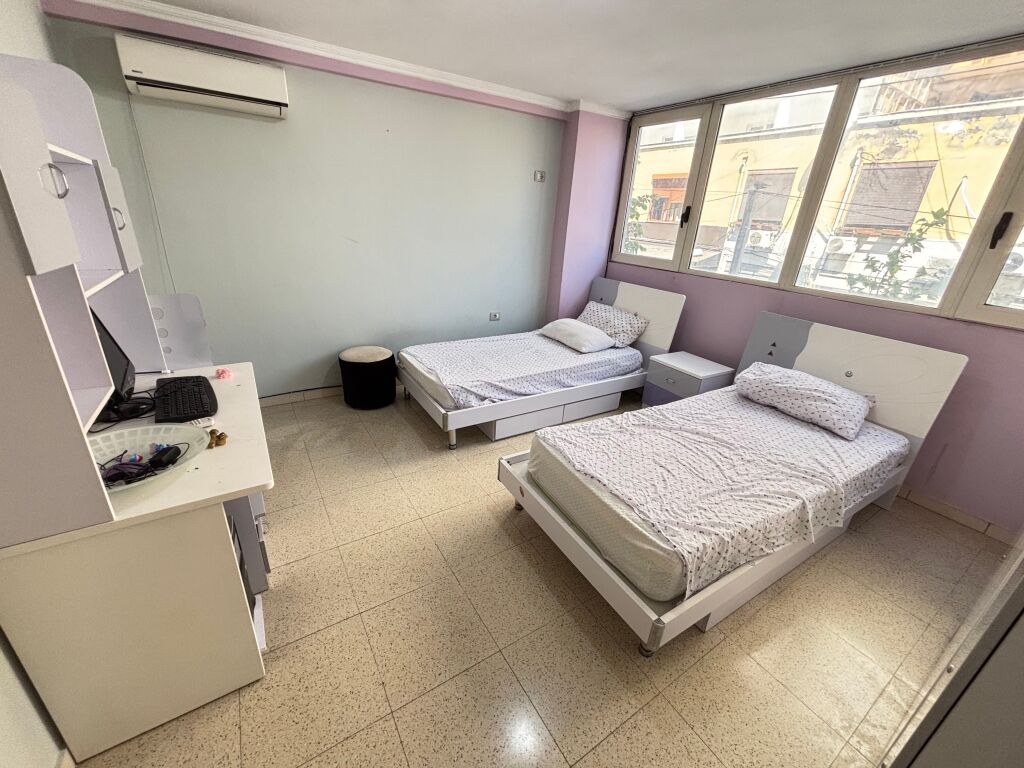 Apartment 2+1 me qera prane Stacionit te Trenit