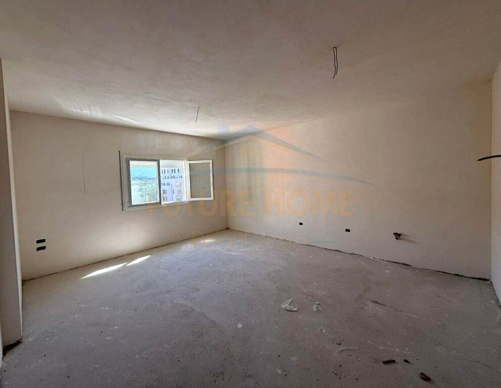 Shitet, Apartament 2+1+2 + Post Parkimi, Shkolla e Kuqe.
