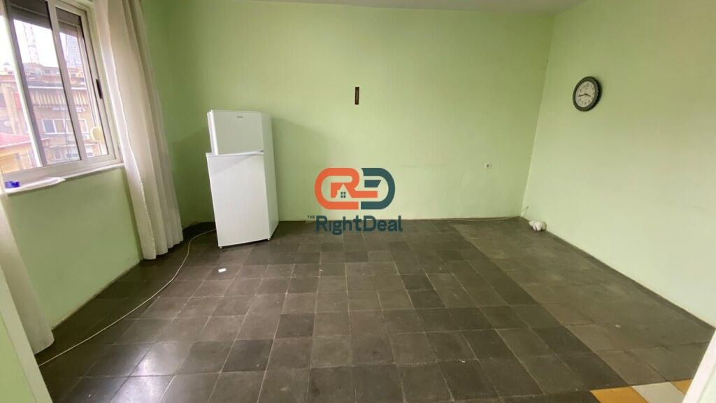 Tek Shkolla 1-Maji Shitet Apartament 2+1 Me Planimetri Te Rregullt!!