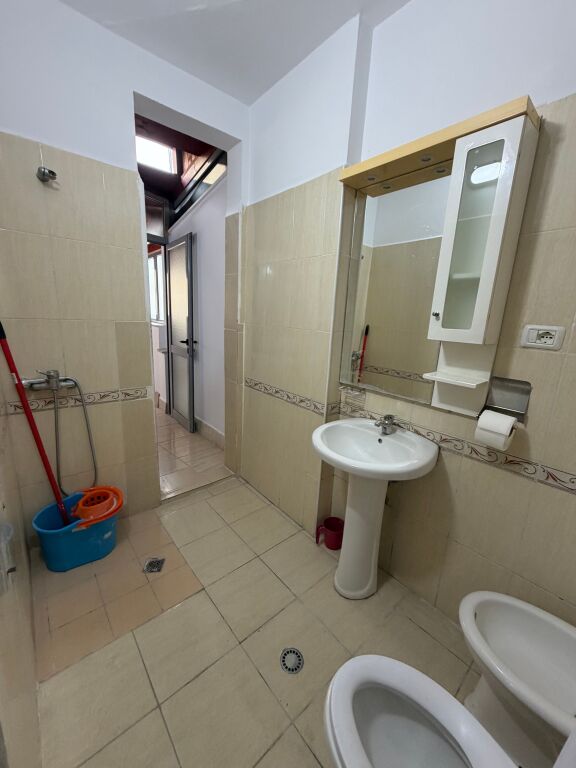 Appartamento 2+1 in affitto presso la Scuola Niket Dardani, Xhamllik  L'appartamento è organizzato in:  * 2 camere da letto * 1 soggiorno + cucina * 1 bagno  📍 Posizione molto buona, vicino alla Scuola Niket Dardani, Xhamllik 🏢 5° piano in un palazzo con ascensore 🛋️ Completamente arredato  💰 Prezzo: 50.000 lek (trattabile)   