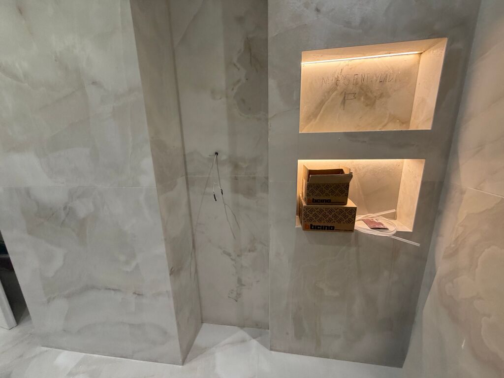 1+1,adatto per 2+1,uccello nero alla stazione di servizio.1000 euro