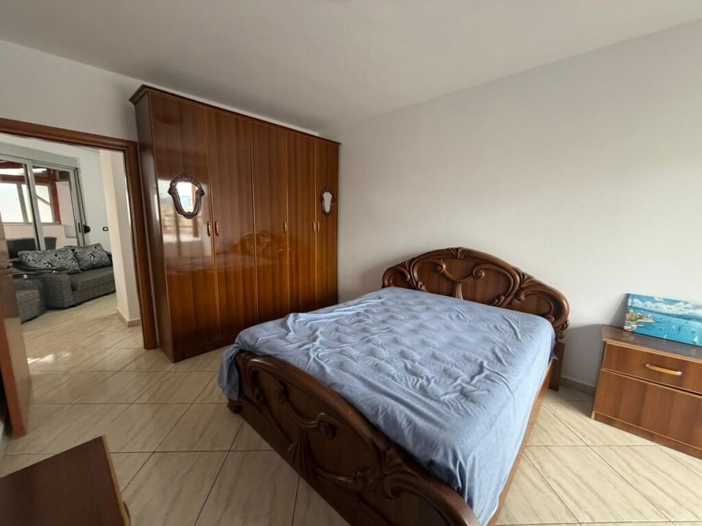 🏡 Appartamento 2+1 in affitto – Xhamllik  📍 Vicino alla Scuola Niket Dardani💰 50.000 lek (trattabili)