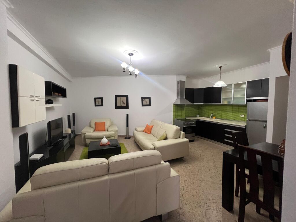 Apartament 2+1+2 ballokone, rruag e Barrikadave