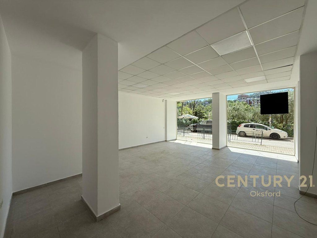 COMMERCIAL SPACE FOR SALE NEAR THE DRY LAKE