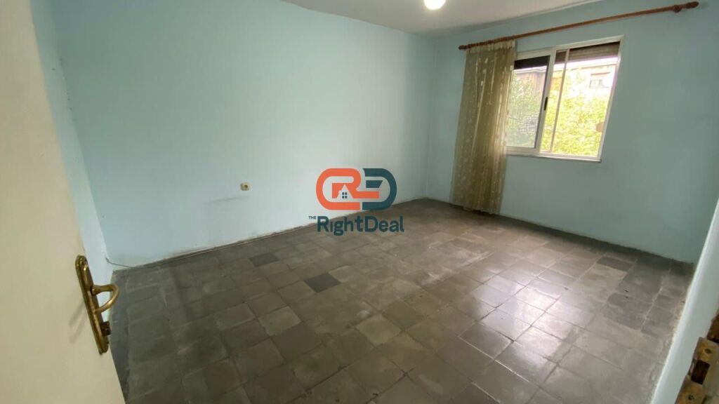 Tek Shkolla 1-Maji Shitet Apartament 2+1 Me Planimetri Te Rregullt!!