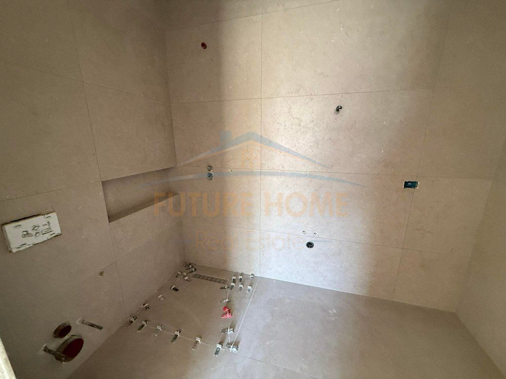 Shitet, Apartament 2+1+2 + Post Parkimi, Shkolla e Kuqe.