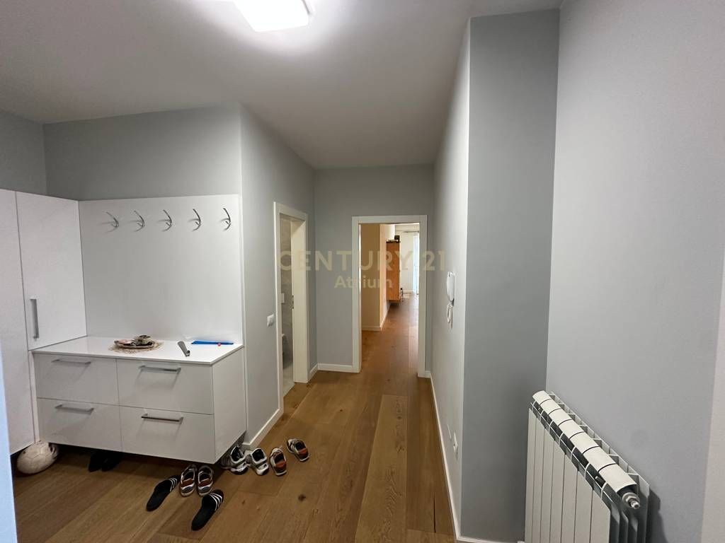 SHITET APARTAMENT 2 + 1 + 2 ME VERANDE NE KINOSTUDIO 1