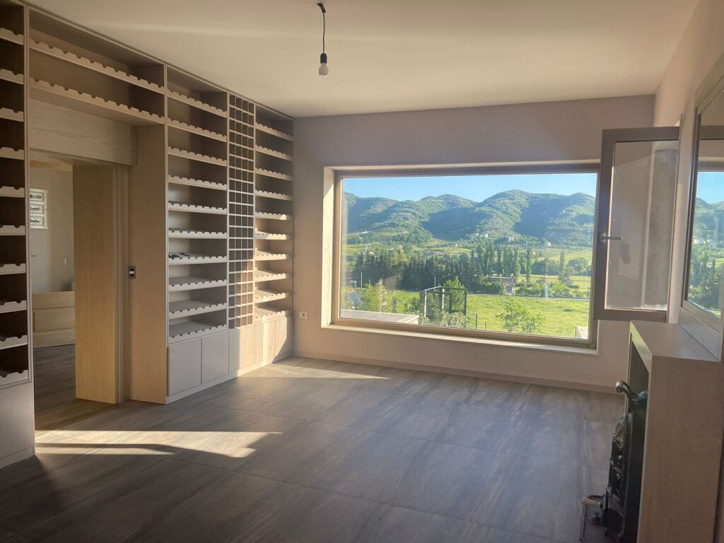 VENDESI+TERRENO IN VENDITA A VISHAJ