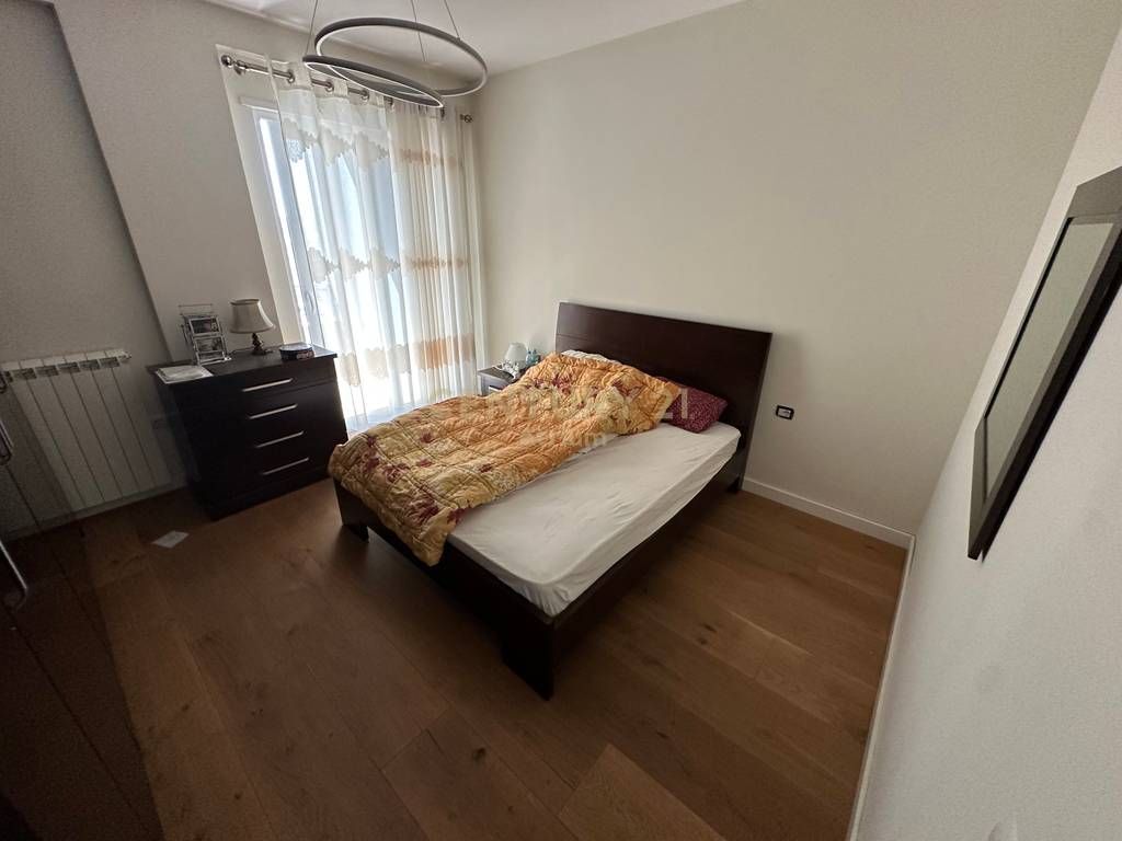 SHITET APARTAMENT 2 + 1 + 2 ME VERANDE NE KINOSTUDIO 1