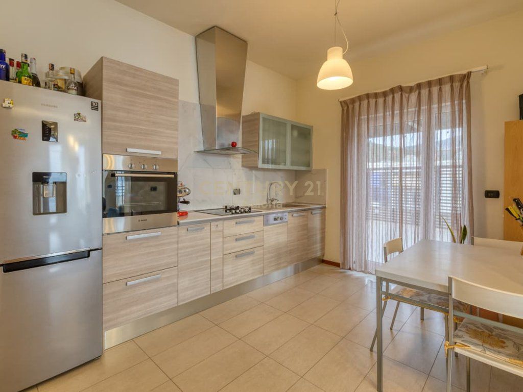 Penthouse Ekskluziv me Pamje Panoramike nga Deti në Lungomare 1, Vlorë
