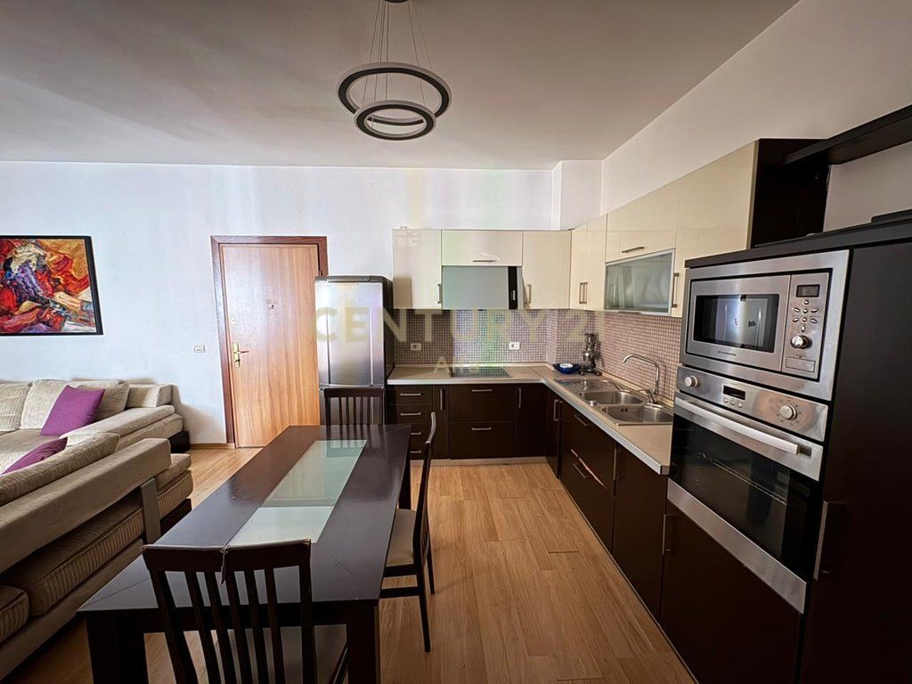 Shitet apartament 2+1 pranë Pazarit të Ri