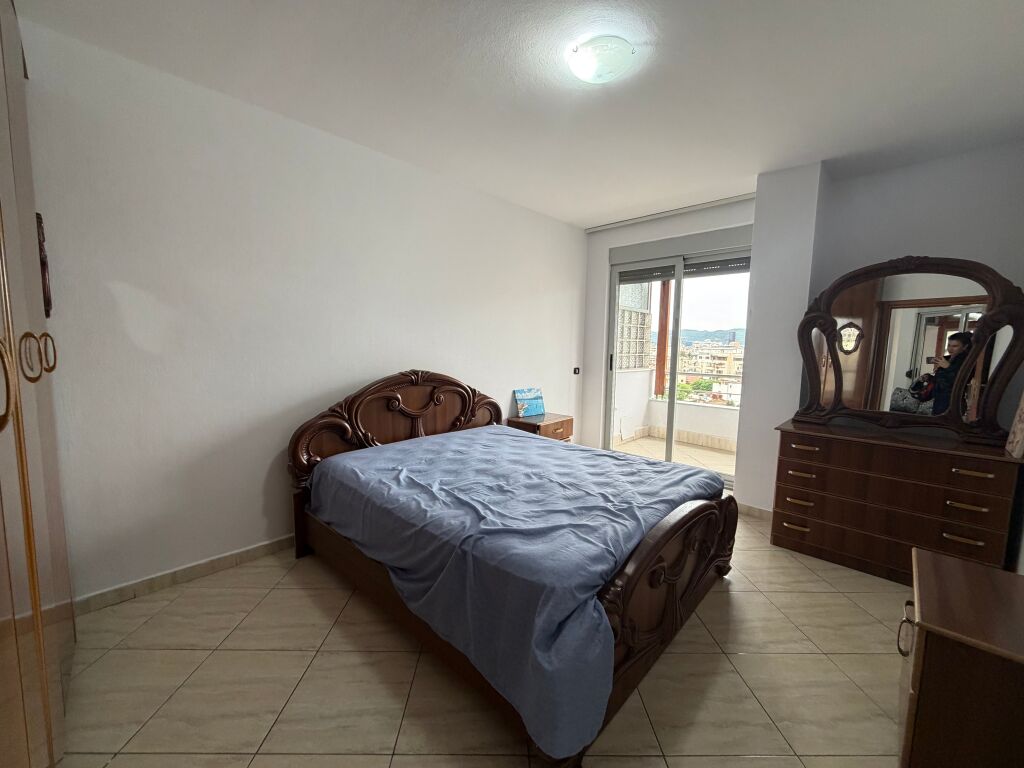 Appartamento 2+1 in affitto presso la Scuola Niket Dardani, Xhamllik  L'appartamento è organizzato in:  * 2 camere da letto * 1 soggiorno + cucina * 1 bagno  📍 Posizione molto buona, vicino alla Scuola Niket Dardani, Xhamllik 🏢 5° piano in un palazzo con ascensore 🛋️ Completamente arredato  💰 Prezzo: 50.000 lek (trattabile)   