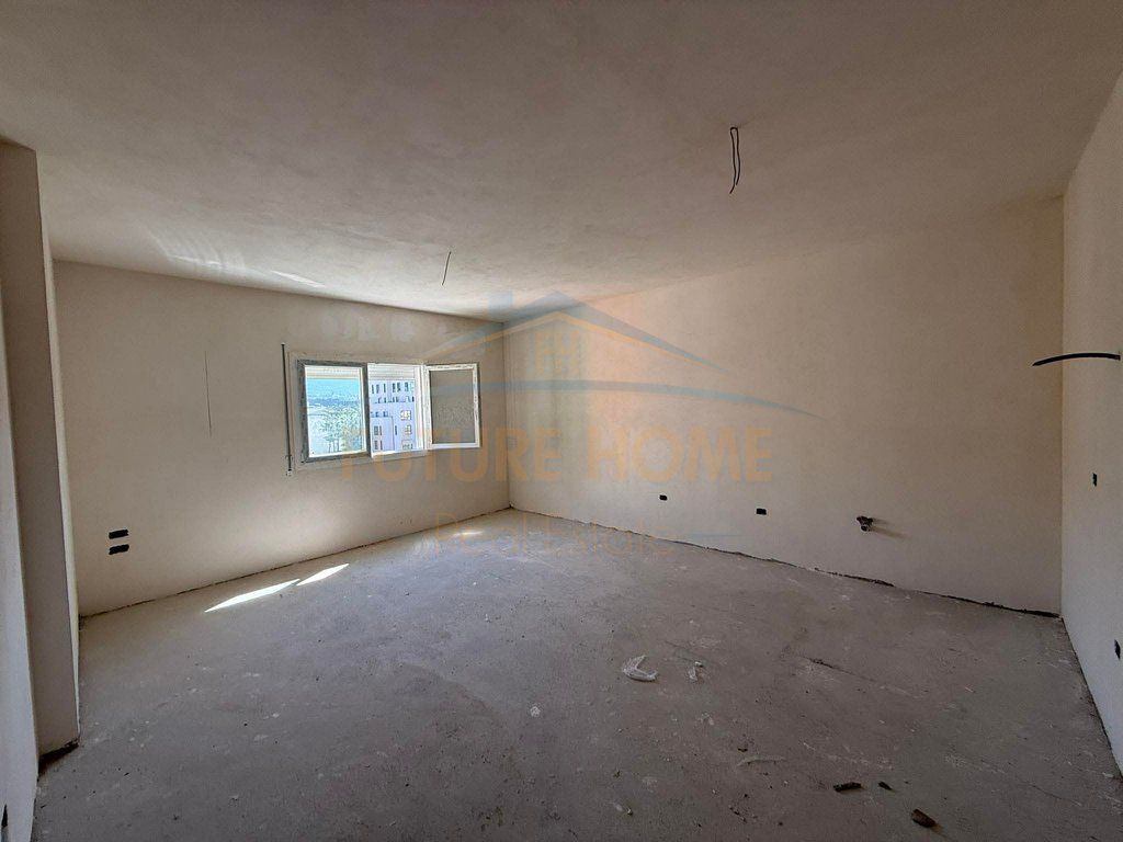 Shitet, Apartament 2+1+2 + Post Parkimi, Shkolla e Kuqe