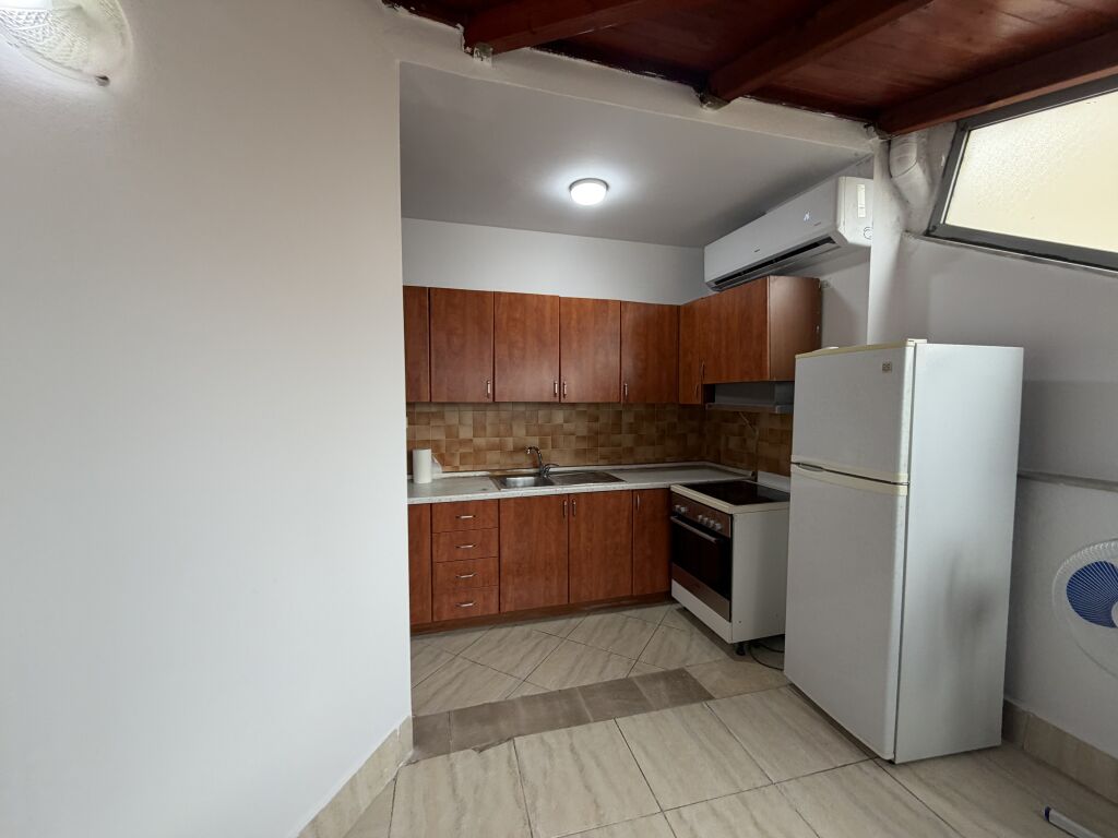 Appartamento 2+1 in affitto presso la Scuola Niket Dardani, Xhamllik  L'appartamento è organizzato in:  * 2 camere da letto * 1 soggiorno + cucina * 1 bagno  📍 Posizione molto buona, vicino alla Scuola Niket Dardani, Xhamllik 🏢 5° piano in un palazzo con ascensore 🛋️ Completamente arredato  💰 Prezzo: 50.000 lek (trattabile)   