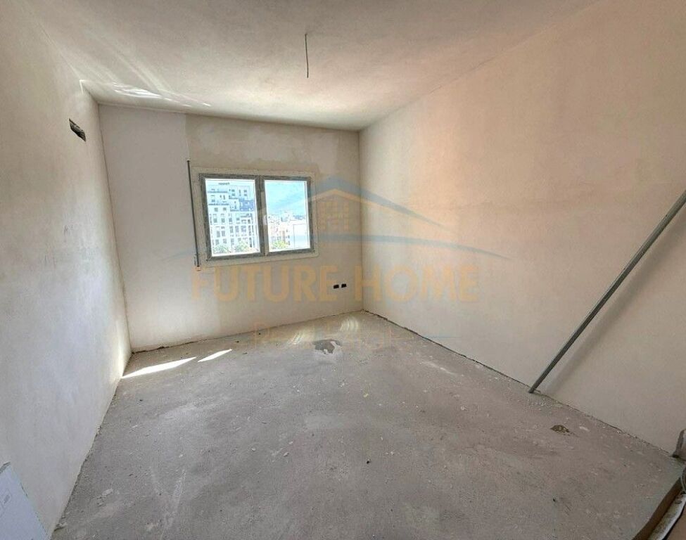 Shitet, Apartament 2+1+2 + Post Parkimi, Shkolla e Kuqe.