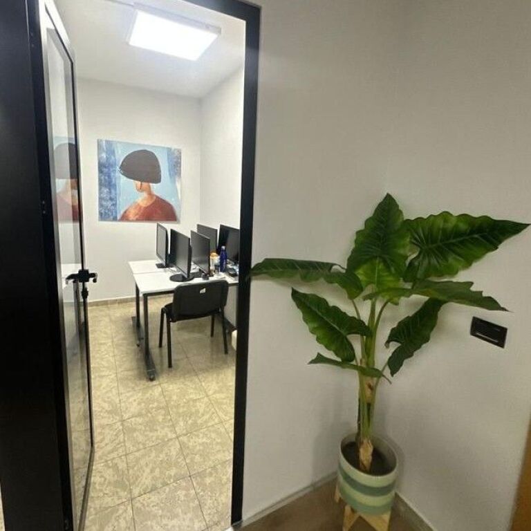 🏢✨ Zyrë me Qira  140 m²– Bllok, Tiranë ✨🏢