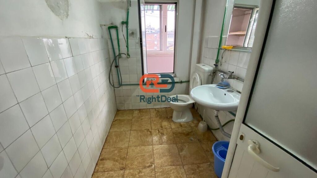 Tek Shkolla 1-Maji Shitet Apartament 2+1 Me Planimetri Te Rregullt!!