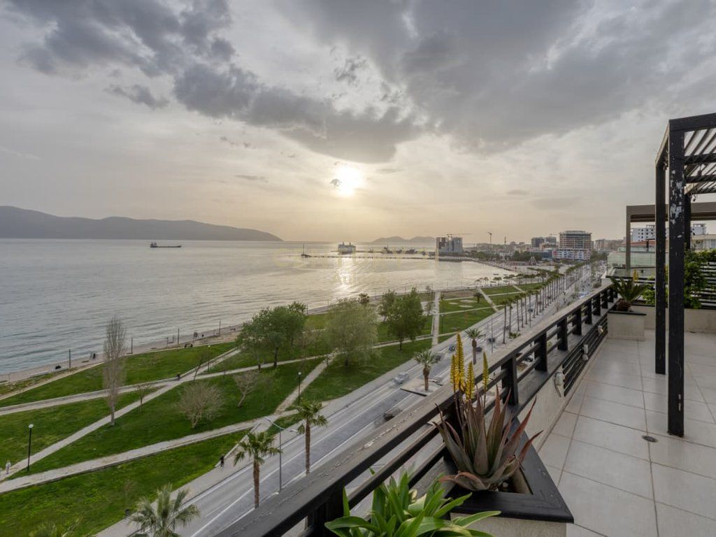 Penthouse Ekskluziv me Pamje Panoramike nga Deti në Lungomare 1, Vlorë