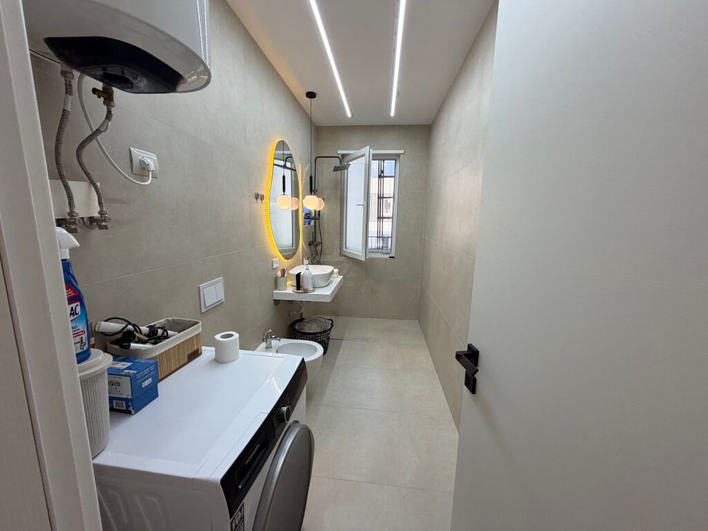 Shitet apartament 2+1 i mobiluar 🏡  📍 Vendndodhja: zona e Univers City • Sipërfaqe: 96.54 m² • Organizim: 2 dhoma gjumi + sallon + kuzhinë + tualet • Gjendja: i mobiluar, gati për banim  Apartamenti ofron hapësira të bollshme dhe organizim funksional, ideal për familje ose investim.  💰 Çmimi: 145,000 €  📩 Për më shumë informacion ose për një vizitë, kontaktoni në privat.
