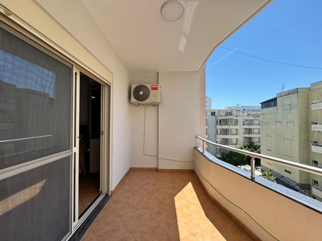 Shitet apartament 1+1 me dy ballkone në Shkëmbi i Kavajës