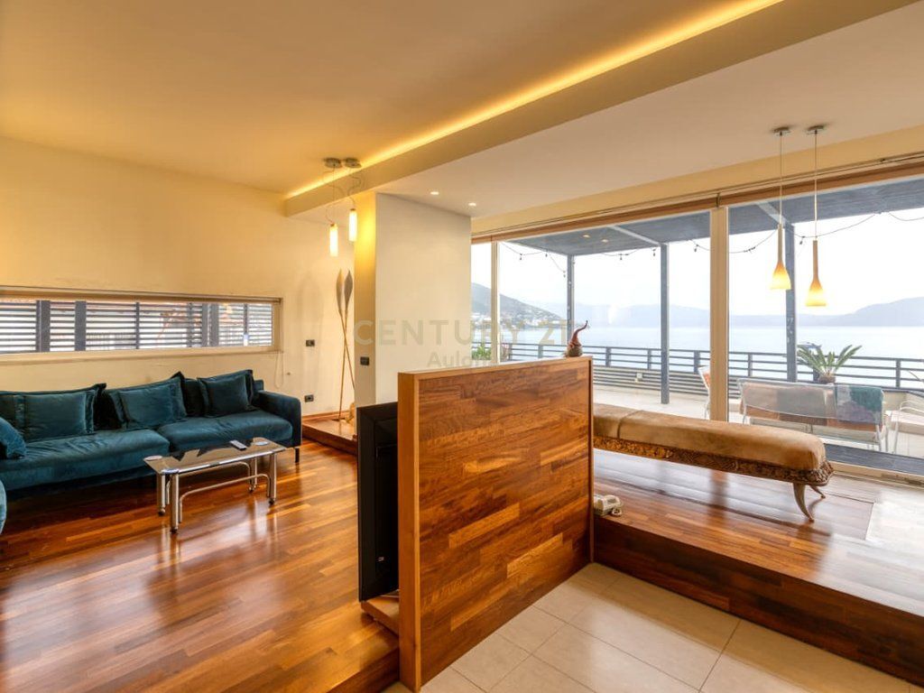 Penthouse Ekskluziv me Pamje Panoramike nga Deti në Lungomare 1, Vlorë