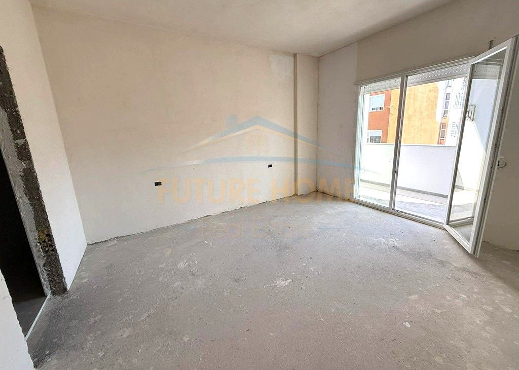 Shitet, Apartament 2+1+2 + Post Parkimi, Shkolla e Kuqe.