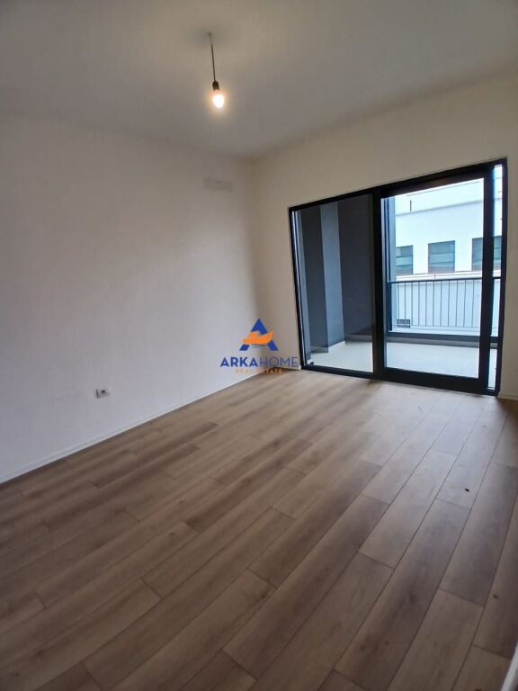 AFFITTASI APPARTAMENTO PER UFFICIO 3+1+BALCONE (107M2) 120000 LEKE